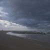 Donkere wolk boven zee van Barbara Brolsma