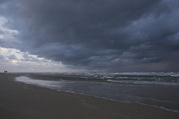 Donkere wolk boven zee