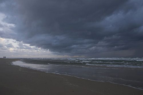  Dark clouds arrive above the beach