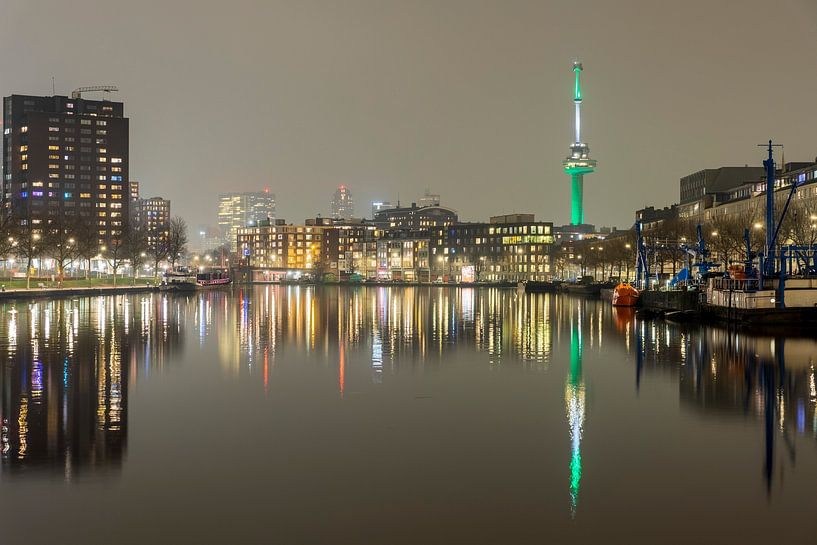 Groen verlichte Euromast in de avond van Karin Riethoven