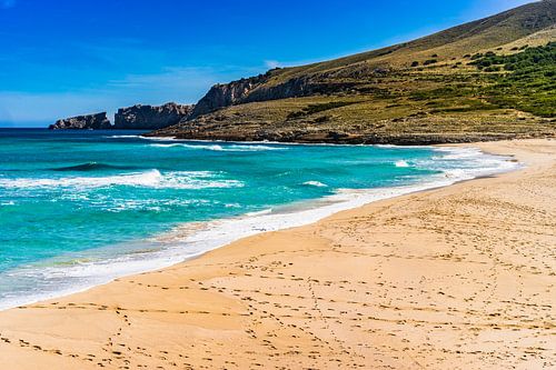 Voetstappen op zandstrand, prachtige kust op Mallorca