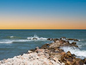Felsen am Naturstrand an der Adria in Italien