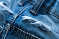 blauwe jeans met scheur van Bianca Muntinga thumbnail