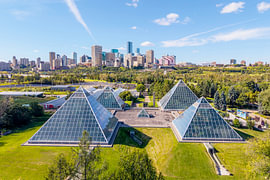 Glaspyramiden vor der Skyline von Edmonton von Thomas Röell