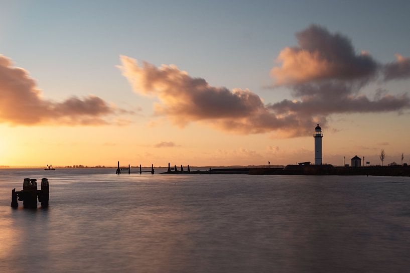 Vuurtoren tijdens zonsondergang in Hellevloetsluis van Rob Saly