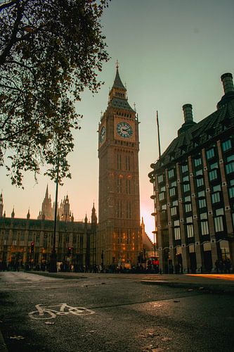 Big Ben in London bij avondzon