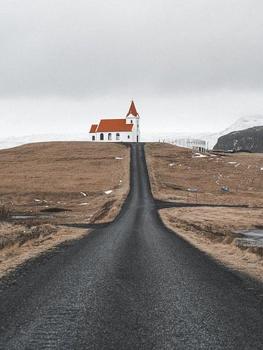 Kerk met rood oranje dak op een heuvel vlakbij Olafsvik, Ijsland
