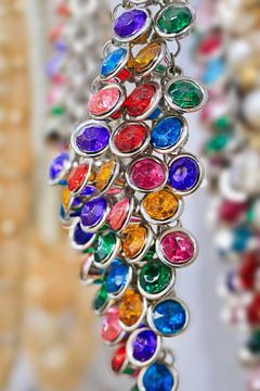 bracelet de perles multicolores sur un fond doux sur Tony Vingerhoets