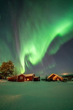 Nordlichter über einem schwedischen Dorf
