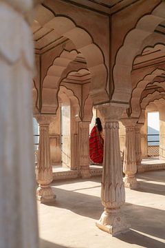 Vrouw in rode jurk | reisfotografie print | Jaipur India van Kimberley Jekel