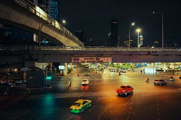 Traces lumineuses de la ville : trafic nocturne à Bangkok