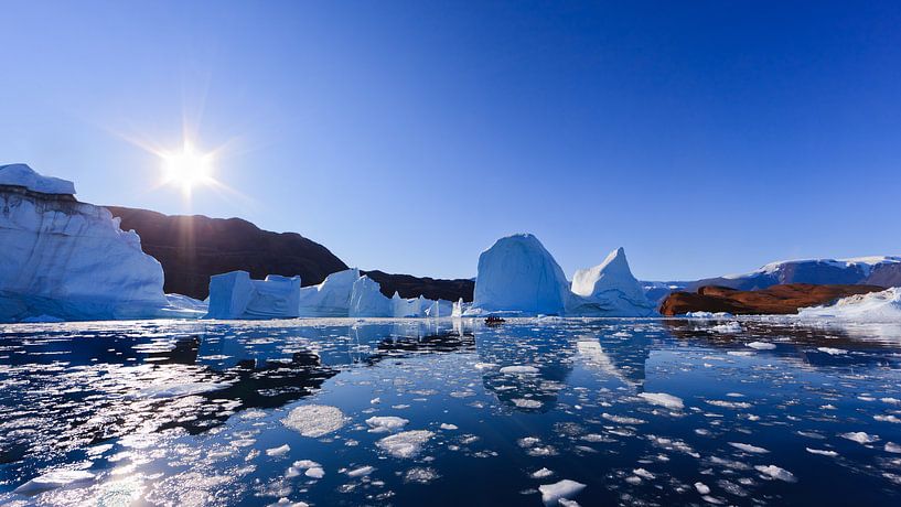 IJsbergen in Røde Ø, Scoresby Sund, Groenland van Henk Meijer Photography