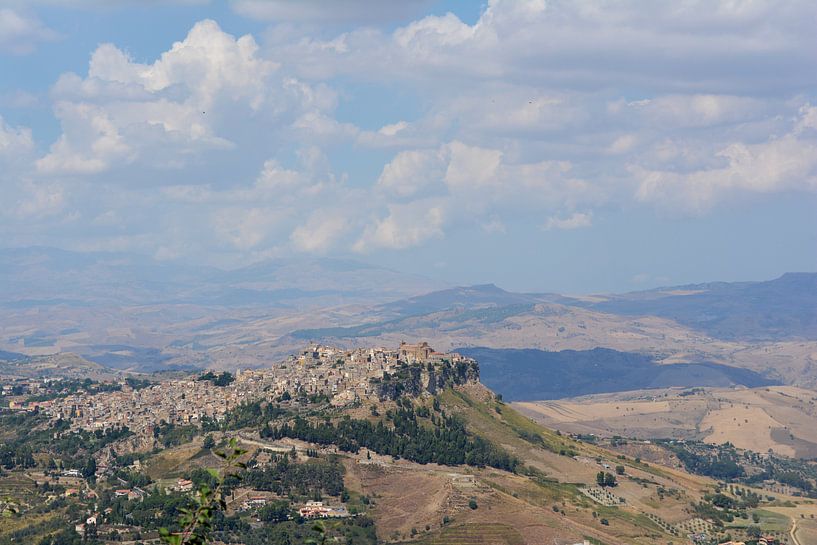 Italiaans dorp op een heuvel op Sicilie van Maarten Lans