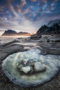 Landschaft auf den Lofoten mit kleinem Tidal Pool. von Voss Fine Art Fotografie