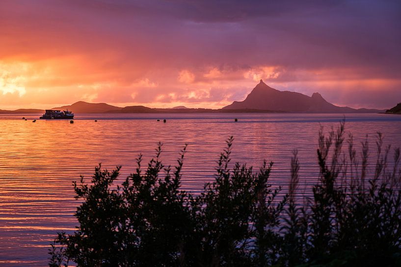 Zonsondergang langs de noordkust in Noorwegen van Joke Beers-Blom