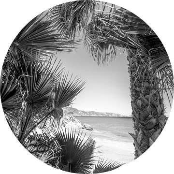 Strand aan de Costa del Sol in zwart-wit