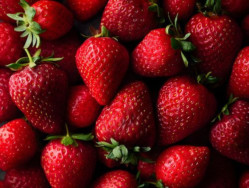 Helderrode aardbeien met natuurlijke frisheid