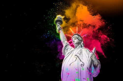  Freiheitsstatue mit bunten Regenbogen Holi Farbe Pulver Explosion isoliert auf schwarzem Hintergrund