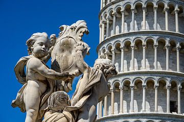 Statue am Schiefen Turm von Pisa van Animaflora PicsStock