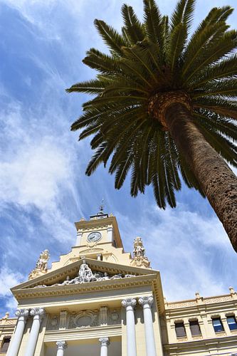 Een gebouw onder een blauwe hemel