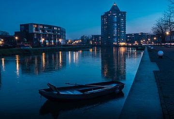 Der Bleistift in Apeldoorn während einer gefrorenen blauen Stunde. von Bart Ros