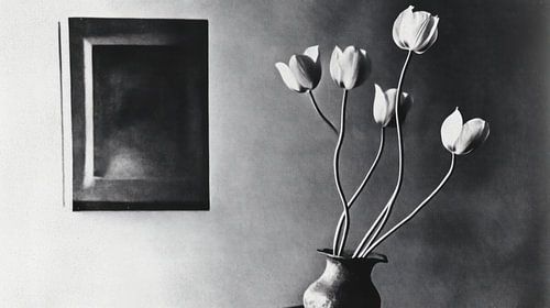 Vaas met tulpen in zwart wit