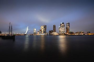 Skyline von Rotterdam bei Nacht von Zwoele Plaatjes