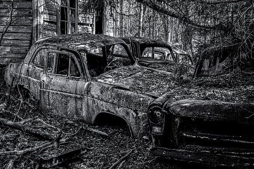 Autofriedhof in den Wäldern Schwedens.