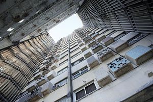 Groot oud flatblok in een vervallen buurt van Havana, Cuba
