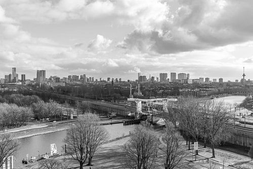 Het uitzicht op de skyline van Rotterdam vanuit de Van Nelle Fabriek