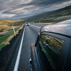 Terugblik op de snelweg op IJsland van Tom Rijpert