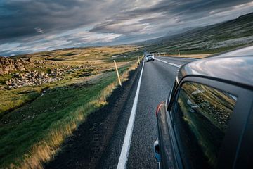 Terugblik op de snelweg op IJsland van Tom Rijpert