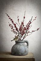 Stillleben Vase mit Beeren und Sperling