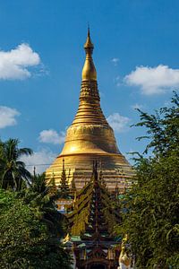 De Shwedagon Pagode in Yangon Myanmar van Roland Brack