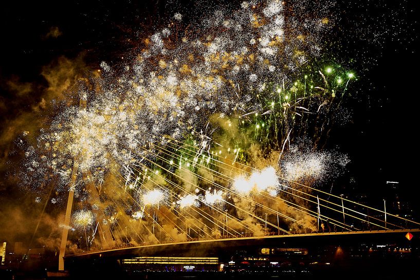 Dutch national fireworks @ Erasmusbridge Rotterdam by Peter Dreuning