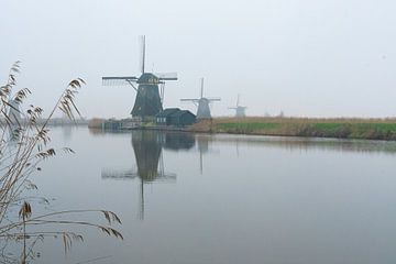 Le moulin de Kinderdijk dans le brouillard sur Merijn Loch