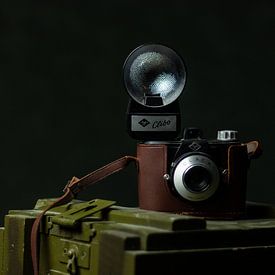 Un vieil appareil photo brillant sur Shot By DiVa