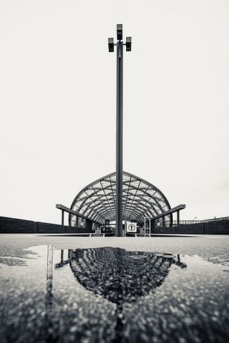 Moderne halte van glas en staal voor een metrotrein