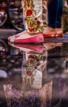 Reflexion der bunten Kurta in einem Teich