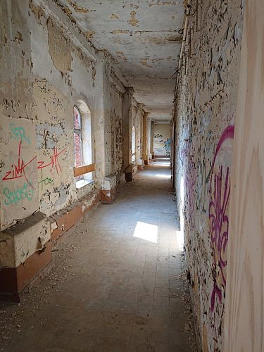 Un couloir dans le bâtiment principal