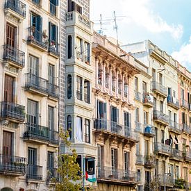 Zicht op oude huizen met balkons in el Borne, Barcelona, Catalonië, Spanje van WorldWidePhotoWeb