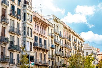 Zicht op oude huizen met balkons in el Borne, Barcelona, Catalonië, Spanje van WorldWidePhotoWeb