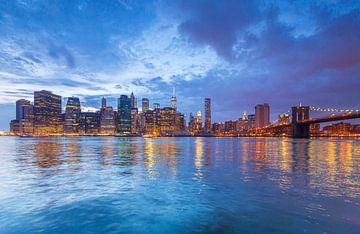 Skyline New York City in de avond van Marcel Kerdijk