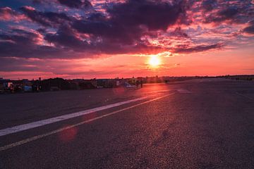 Zonsondergang op vliegveld Tempelhof, Berlijn van Miranda Engwerda