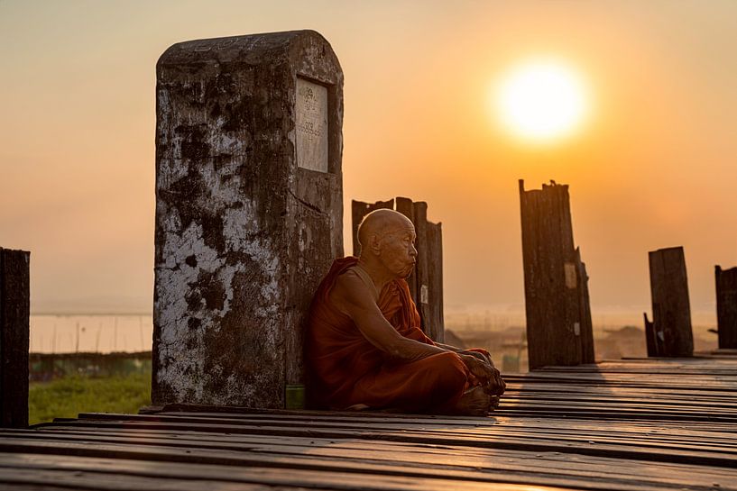 Einer der Tausenden von Mönchen auf der U bein-Brücke in Myanmar genießt die untergehende Sonne von chris mees