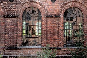 fenêtres brisées dans un ancien hall d'usine à lodz en pologne
