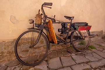 Antieke brommer / fiets met hulpmotor