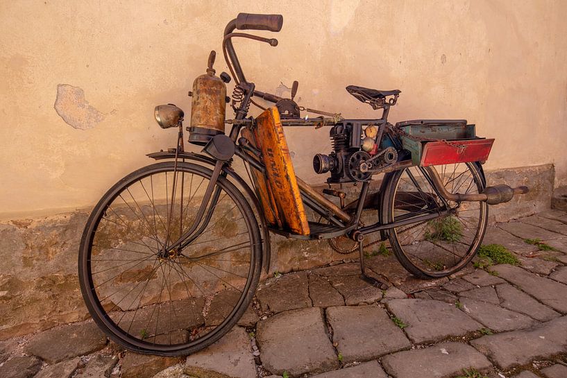 Cyclomoteur ancien / bicyclette avec moteur auxiliaire par Joost Adriaanse