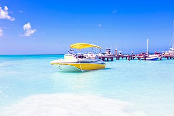 Boten in de Caraibische Zee op Aruba van Eye on You