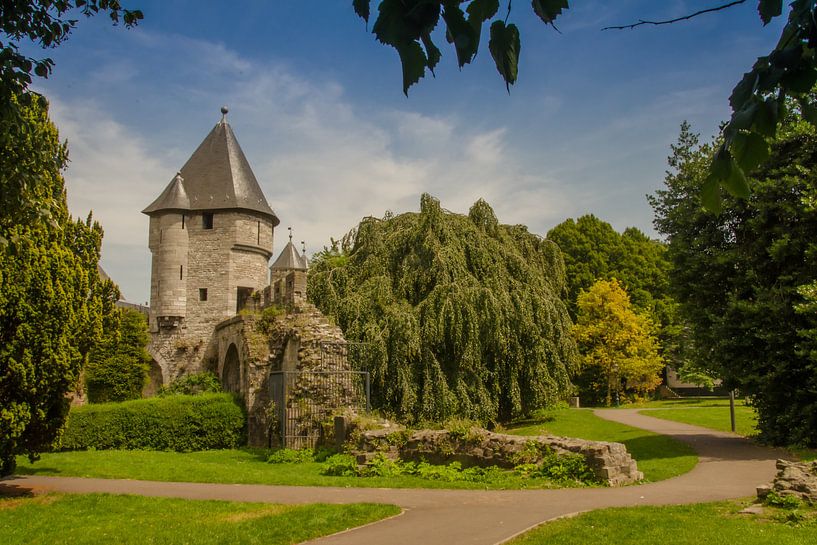 Pater Vinktoren in zomers stadspark Maastricht by Peter Wolfhagen